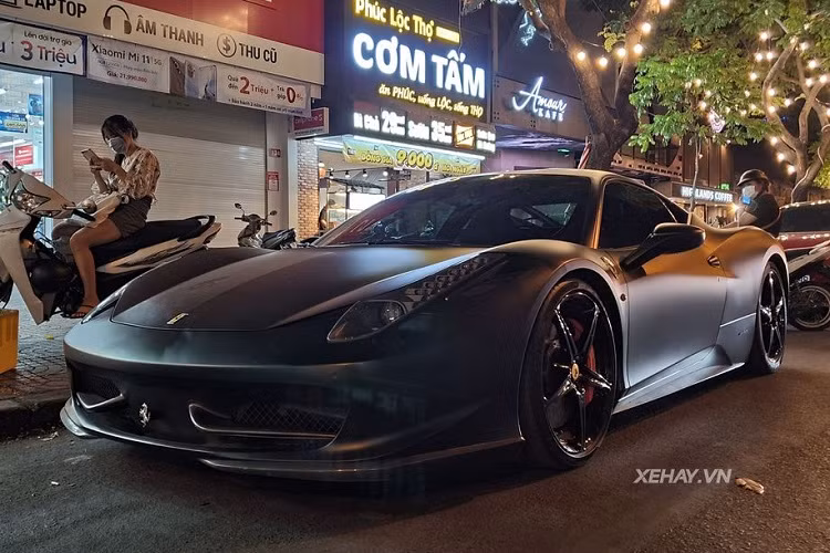 Thực tế, dù đã bị thay thế bởi "đàn em" Ferrari 488 GTB nhưng cái tên 458 Italia vẫn là một trong những siêu xe được chào đón bậc nhất trên thế giới bởi thiết kế không lỗi thời và vẻ đẹp vô cùng quyến rũ của mình.
