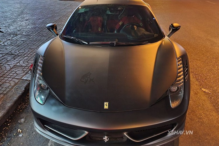 Đi kèm với động cơ 4.5L V8 còn là hộp số ly hợp kép GETRAG 7 cấp và hệ dẫn động cầu sau, sản sinh ra công suất sản sinh đạt 570 mã lực tại vòng tua máy 9.000 vòng/phút, cùng 540 Nm mô-men xoắn tại 6.000 vòng/phút. Mô-men xoắn đạt 80% ở dải tua máy 3.250 vòng/phút, nhờ vậy xe có thể tăng tốc 0-100 km/h trong 2,9 giây.