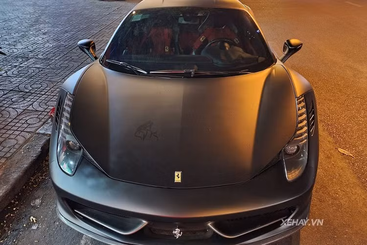 Đi kèm với động cơ 4.5L V8 còn là hộp số ly hợp kép GETRAG 7 cấp và hệ dẫn động cầu sau, sản sinh ra công suất sản sinh đạt 570 mã lực tại vòng tua máy 9.000 vòng/phút, cùng 540 Nm mô-men xoắn tại 6.000 vòng/phút. Mô-men xoắn đạt 80% ở dải tua máy 3.250 vòng/phút, nhờ vậy xe có thể tăng tốc 0-100 km/h trong 2,9 giây.