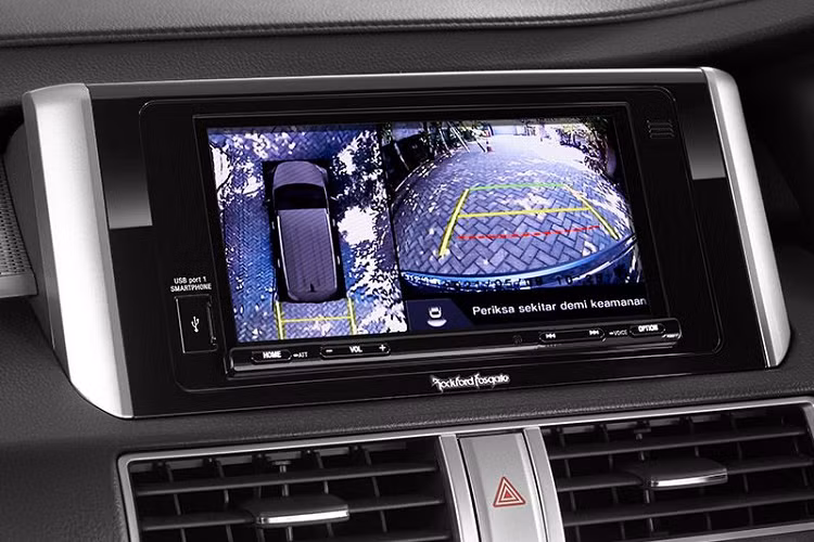 Tại Indonesia, Mitsubishi Xpander RFBE được cung cấp độc quyền với màu đen Jet Black Mica, trong khi màu xám Graphite Grey Metallic được dành riêng cho Xpander Cross RFBE, Quartz White Pearl là màu sắc có trên cả 2 mẫu xe.