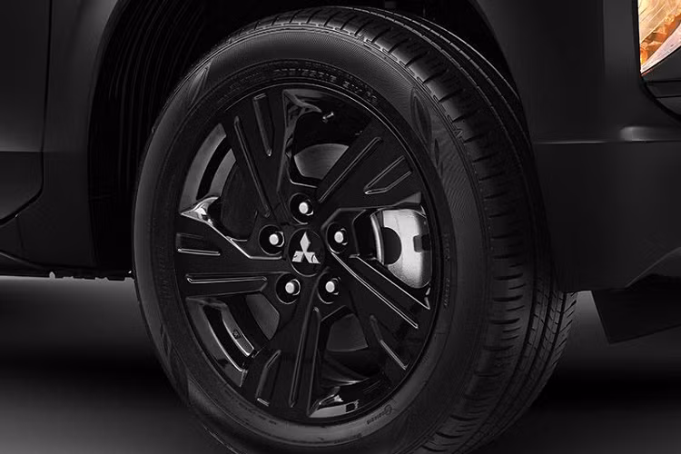 Khi mua 2 phiên bản đặc biệt này, khách hàng có thể chọn cả màu sơn trắng ngọc trai Quartz White Pearl cho xe. Trong khi đó, màu sơn đen Jet Black Mica chỉ dành riêng cho Mitsubishi Xpander Rockford Fosgate Black Edition 2021. Màu sơn xám Graphite Grey Metallic lại dành riêng cho Mitsubishi Xpander Cross Rockford Fosgate Black Edition 2021.