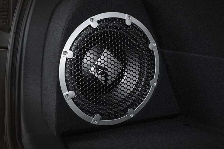 Tuy nhiên, điểm nhấn chính trong cabin của phiên bản đặc biệt nằm ở dàn âm thanh Rockford Fosgate hoàn toàn mới, hệ thống này bao gồm một bộ xử lý tín hiệu kỹ thuật số, một loa siêu trầm và sáu loa thường. Bộ loa mới được liên kết với màn hình cảm ứng 7 inch ở trung tâm có kết nối với điện thoại thông minh.