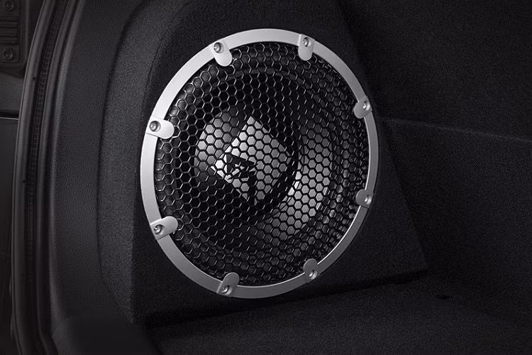 Tuy nhiên, điểm nhấn chính trong cabin của phiên bản đặc biệt nằm ở dàn âm thanh Rockford Fosgate hoàn toàn mới, hệ thống này bao gồm một bộ xử lý tín hiệu kỹ thuật số, một loa siêu trầm và sáu loa thường. Bộ loa mới được liên kết với màn hình cảm ứng 7 inch ở trung tâm có kết nối với điện thoại thông minh.
