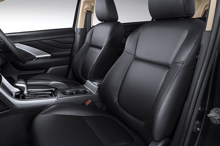 Về truyền động, cả Mitsubishi Xpander và Xpander Cross RFBE đều dùng động cơ MIVEC hút khí tự nhiên 1.5L 4 xi-lanh cho công suất 103 mã lực và mô-men xoắn cực đại 141 Nm, đi kèm hệ dẫn động cầu trước cùng hộp số tự động 4 cấp hoặc 5 cấp.