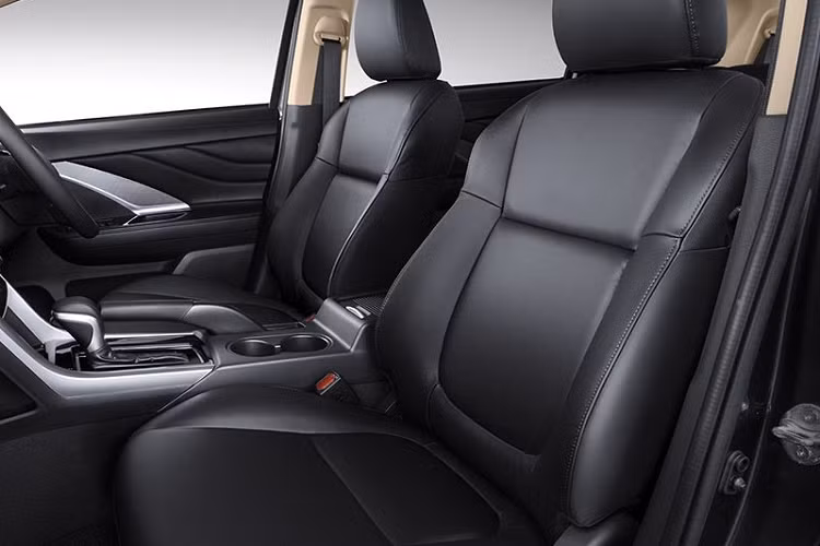 Về truyền động, cả Mitsubishi Xpander và Xpander Cross RFBE đều dùng động cơ MIVEC hút khí tự nhiên 1.5L 4 xi-lanh cho công suất 103 mã lực và mô-men xoắn cực đại 141 Nm, đi kèm hệ dẫn động cầu trước cùng hộp số tự động 4 cấp hoặc 5 cấp.