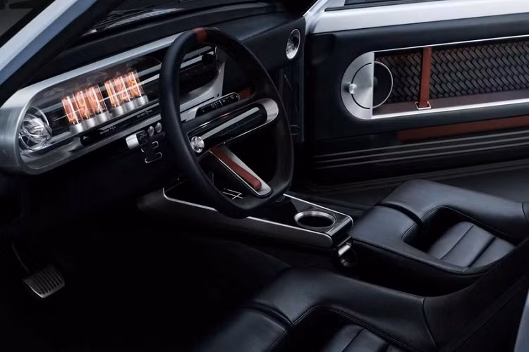 Hiện chưa rõ mức giá xe Bugatti Chiron thứ 3 vừa mới cập bến đất nước Campuchia, chỉ biết rằng, lúc mới ra mắt, siêu phẩm Bugatti Chiron có giá khởi điểm 2,5 triệu đô la, tương đương 58,2 tỷ đồng, giá bán này chưa bao gồm các tuỳ chọn theo xe.