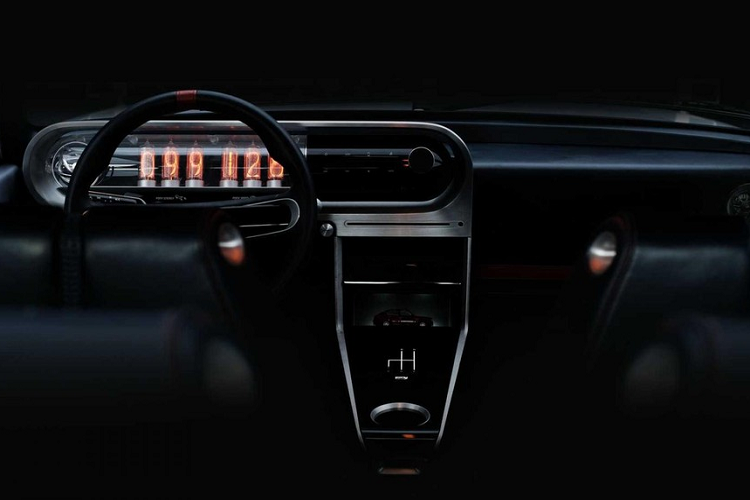 Điểm nhấn của siêu phẩm Bugatti Chiron mới về đất nước xứ sở chùa tháp còn có nhiều chi tiết carbon và quan trọng là bộ mâm 5 chấu kép mạ crôm cực sáng bóng cùng kẹp phanh màu đỏ nổi bật rất hợp mắt đi kèm bộ áo 2 tông màu này.