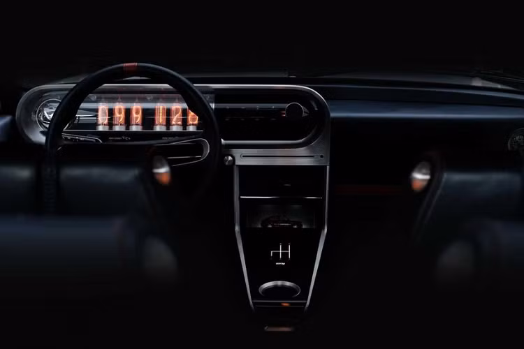 Điểm nhấn của siêu phẩm Bugatti Chiron mới về đất nước xứ sở chùa tháp còn có nhiều chi tiết carbon và quan trọng là bộ mâm 5 chấu kép mạ crôm cực sáng bóng cùng kẹp phanh màu đỏ nổi bật rất hợp mắt đi kèm bộ áo 2 tông màu này.