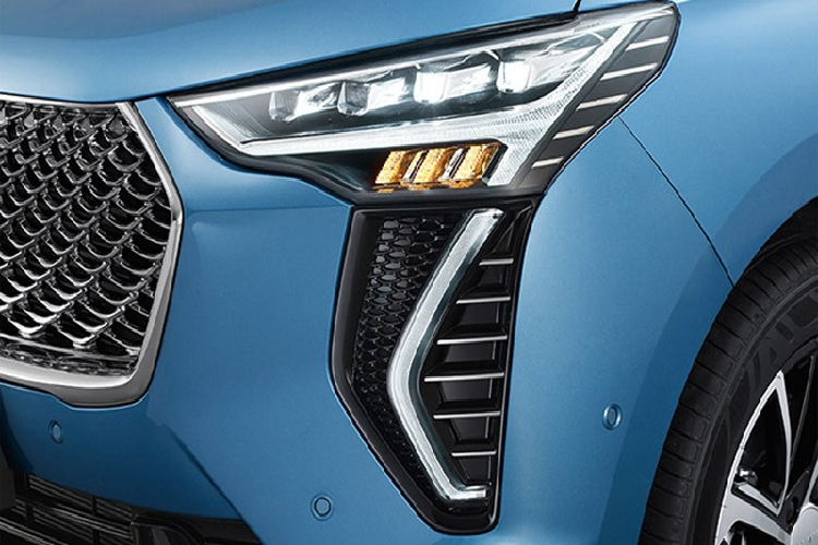 Ở sườn xe, mẫu SUV cỡ B này có nẹp trên cửa và đường chân kính đều mạ crôm, tạo cảm giác cao cấp. Bên cạnh đó là bộ vành hợp kim 5 chấu kép, sơn 2 màu với thiết kế khá ấn tượng.