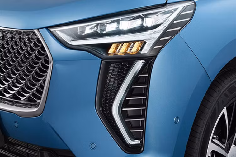 Ở sườn xe, mẫu SUV cỡ B này có nẹp trên cửa và đường chân kính đều mạ crôm, tạo cảm giác cao cấp. Bên cạnh đó là bộ vành hợp kim 5 chấu kép, sơn 2 màu với thiết kế khá ấn tượng.