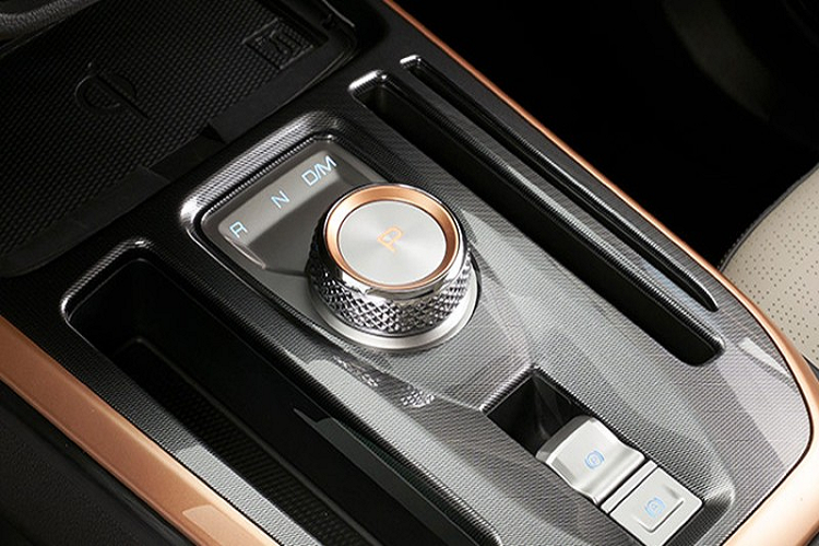 Xe sẽ có những trang bị an toàn cơ bản như hệ thống cân bằng điện tử, kiểm soát lực bám đường, hỗ trợ khởi hành ngang dốc, hỗ trợ đổ đèo, cảnh báo áp suất lốp, cảnh báo mất tập trung cho người lái và 6 túi khí.