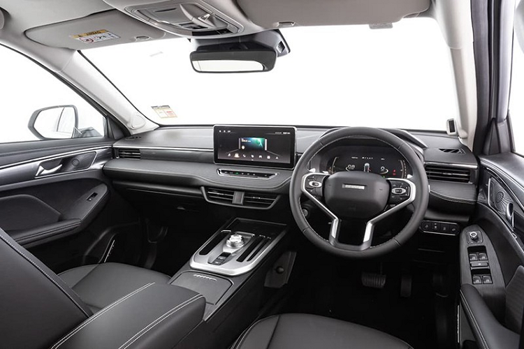 Tuy nhiên, qua những hình ảnh ban đầu, có thể thấy xe đi kèm bảng đồng hồ kỹ thuật số, màn hình thông tin giải trí dạng cảm ứng cỡ lớn, núm xoay chuyển số trên cụm điều khiển trung tâm, màn hình hiển thị thông tin kính lái, sạc điện thoại thông minh không dây, phanh tay điện tử, tính năng tự động giữ phanh tạm thời và cửa sổ trời.