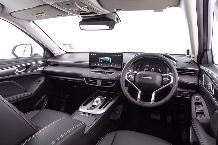 Tuy nhiên, qua những hình ảnh ban đầu, có thể thấy xe đi kèm bảng đồng hồ kỹ thuật số, màn hình thông tin giải trí dạng cảm ứng cỡ lớn, núm xoay chuyển số trên cụm điều khiển trung tâm, màn hình hiển thị thông tin kính lái, sạc điện thoại thông minh không dây, phanh tay điện tử, tính năng tự động giữ phanh tạm thời và cửa sổ trời.