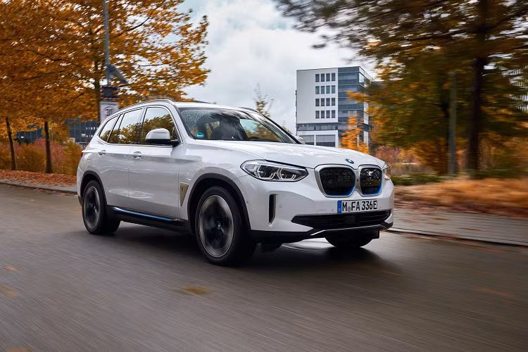 Như vậy, BMW iX3 2022 tại Thái Lan có giá cao hơn một chút so với X3 xDrive30e xLine (3,269 triệu Baht). Những phiên bản còn lại của dòng BMW X3 tại Thái Lan như X3 xDrive20d M Sport, X3 xDrive30e M Sport Pro và X3 xDrive20d M Sport (M Performance Edition) đều có giá cao hơn 3,6 triệu Baht.