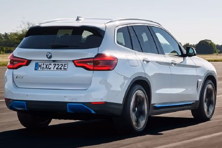 Trong khi đó, nội thất của BMW iX3 2022 gần như giống hệt X3, trừ một số điểm nhấn màu xanh dương như ngoại thất. Nội thất của xe được bọc bằng da Vernasca tiêu chuẩn. Bên cạnh đó là 4 màu da tùy chọn khác, bao gồm be, đen, nâu café và nâu rượu Cognac. Khi mua BMW iX3 2022, khách hàng Thái Lan có thể chọn 1 trong 5 màu sơn ngoại thất là đen, xám, trắng, xanh dương và đỏ. Hiện chưa rõ sau Thái Lan, mẫu SUV chạy điện này có được bán ở những thị trường Đông Nam Á khác như Việt Nam hay không.