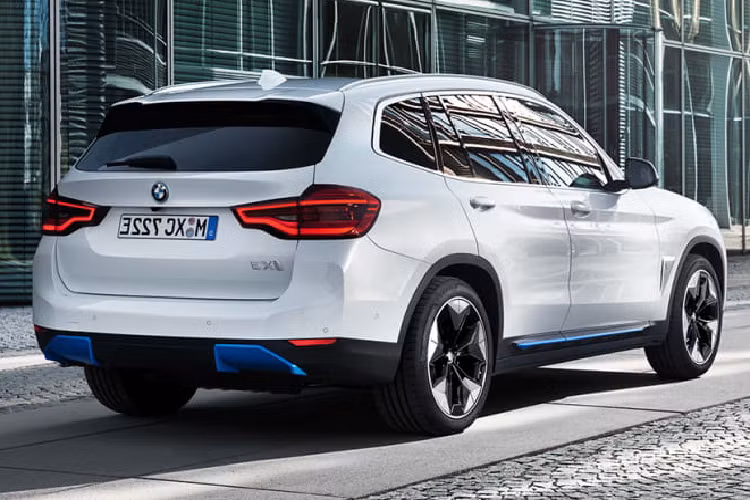 Những chiếc BMW iX3 2022 dành cho thị trường Thái Lan được sản xuất tại nhà máy của liên doanh BMW Brilliance ở thành phố Thẩm Dương, tỉnh Liêu Ninh, Trung Quốc. Xe sẽ được bán tại Thái Lan dưới dạng nhập khẩu nguyên chiếc và chỉ có 1 phiên bản mang tên Impressive, giá xe BMW iX3 2022 khởi điểm từ 3,399 triệu Baht (khoảng 2,48 tỷ đồng). Tuy nhiên, hãng BMW chỉ dự định phân phối đúng 20 chiếc iX3 2022 tại thị trường Thái Lan.