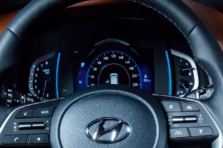 Đằng sau, Hyundai Creta 2021 tại thị trường Nga có cụm đèn hậu giống với xe ở Ấn Độ. Bao quanh cụm đèn hậu này là 2 đường cắt mới khá sắc sảo vốn không có trên Hyundai Creta 2021 tại Ấn Độ. Riêng đèn phanh thứ ba của xe được chuyển từ cửa cốp lên cánh gió mui. Bên trong Hyundai Creta 2021 dành cho thị trường Nga là không gian nội thất không khác gì xe ở Ấn Độ.