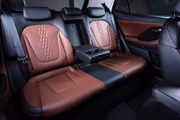 Mẫu crossover cỡ B này cũng có vô lăng vát đáy tương tự những mẫu xe Hyundai khác như Sonata hay Grandeur và tích hợp lẫy chuyển số thể thao. Thêm vào đó là màn hình thông tin giải trí dạng cảm ứng 8 inch tiêu chuẩn thay vì 7 inch như trước và hỗ trợ kết nối với điện thoại thông minh qua Apple CarPlay/Android Auto. Bản cao cấp của xe sẽ được trang bị màn hình cảm ứng 10,25 inch, hỗ trợ điều khiển từ xa qua điện thoại thông minh.