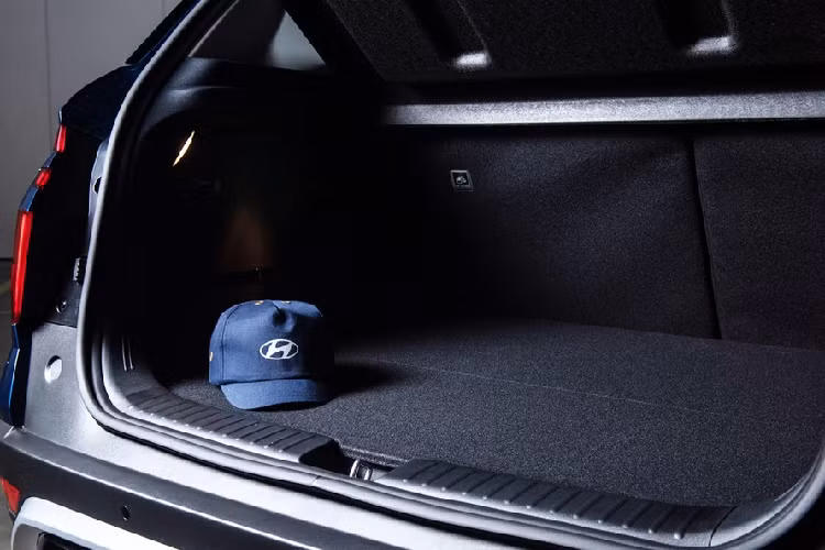 Nằm bên trên màn hình thông tin giải trí là 2 cửa gió điều hòa trung tâm hình chữ nhật. Trong khi đó, bên dưới là màn hình nhỏ và 2 núm xoay của hệ thống điều hòa. Trên mặt táp-lô của Hyundai Creta 2021 còn có bảng đồng hồ kết hợp kỹ thuật số và analogue với màn hình 7 inch sau vô lăng và 2 cửa gió điều hòa nằm dọc ở hai góc. Trong khi đó, ở cụm điều khiển trung tâm lại có cần số theo phong cách máy bay và tính năng tự động giữ phanh tạm thời.