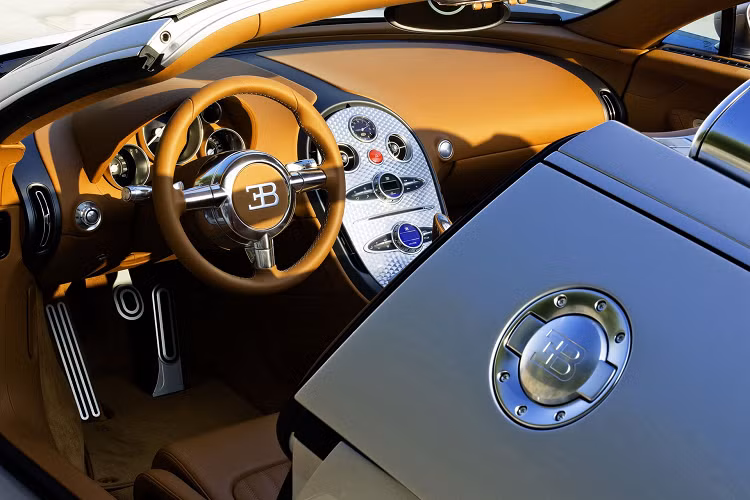 Cụ thể, các tấm ốp thân xe được sơn lại hoàn toàn với màu bạc trắng ánh kim. Nội thất cũng được thay thế toàn bộ da ghế màu rượu Cognac, bảng taplo và ốp nhôm trang trí.