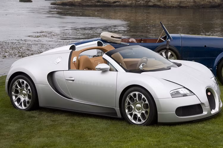 Với phần mui cứng, xe có thể đạt vận tốc tối đa hơn 408 km/h. Tuy nhiên, tốc độ tối đa bị giới hạn ở 369 km/h nếu bỏ mui, hoặc chỉ 130 km/h nếu sử dụng bộ mui mềm tạm thời.