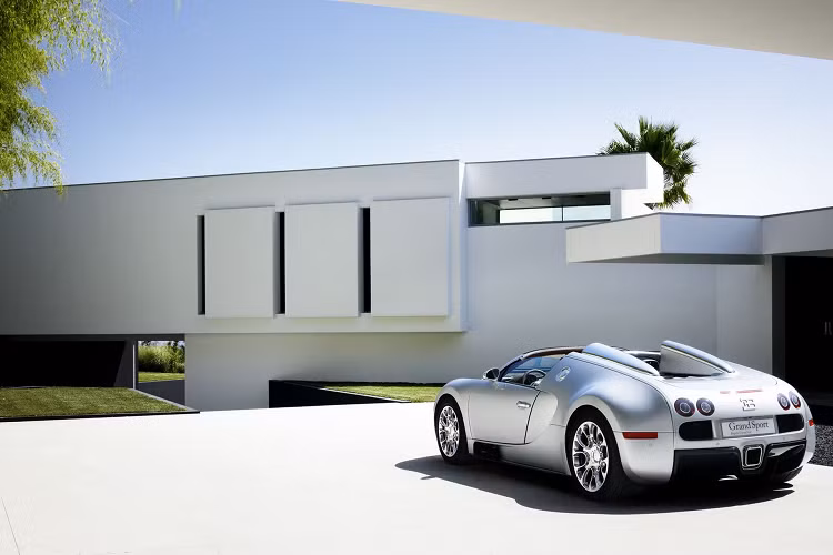 Siêu xe Bugatti Veyron Grand Sport sở hữu khối động cơ W16 với 4 bộ tăng áp, dung tích 8.0L. Công suất đạt mức tối đa 1.001 mã lực và mô-men xoắn cực đại 1.250 Nm.