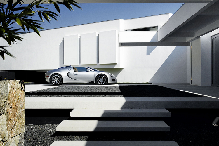 Bugatti Veyron 16.4 Grand Sport là phiên bản giới hạn, chỉ sản xuất 150 chiếc toàn cầu. Vòng đời của mẫu hypercar này kéo dài từ năm 2009 đến năm 2015.