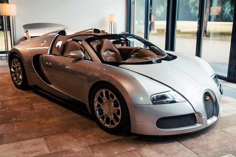 Ra mắt lần đầu tiên tại sự kiện Concours d’Elegance Pebble Beach 2008, Bugatti Veyron 16.4 Grand Sport là phiên bản targa của dòng hypercar Veyron 16.4.