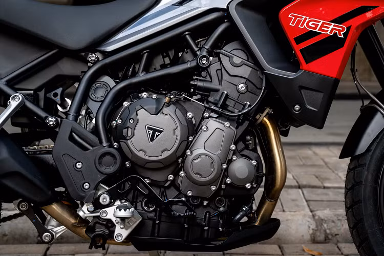 Triumph Tiger 850 Sport có bảng đồng hồ tốc độ TFT màu kích thước 5 inch nhưng chưa hỗ trợ kết nối với điện thoại và định vị GPS. Giao diện của màn hình có thể thay đổi tùy theo chế độ lái và có thể cài đặt thông qua nút bấm trên tay lái. 