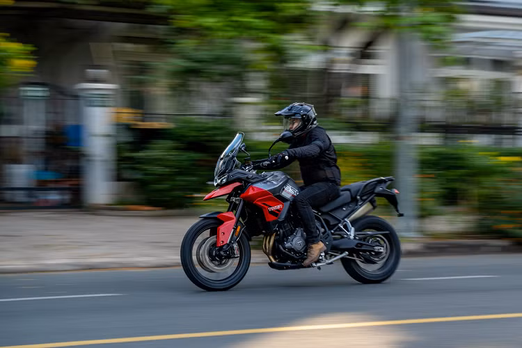  Triump Tiger 850 Sport thế hệ mới có 2 chế độ lái gồm Road và Rain. Đi cùng đó là các tính năng an toàn như kiểm soát lực kéo, phanh ABS 2 kênh và bộ ly hợp chống trượt. 