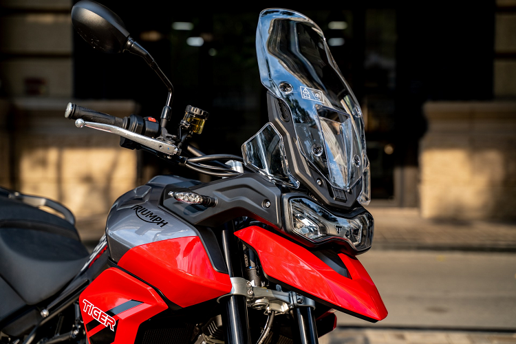 Tiger 850 Sport được trang bị động cơ 3 xy-lanh thẳng hạn 888 cc tương tự Tiger 900 (94 mã lực, 87 Nm), tuy nhiên thông số được tinh chỉnh thấp hơn. Công suất tối đa 84 mã lực ở 8.500 vòng/phút và mô-men xoắn cực đại 82 Nm tại 6.500 vòng/phút. Xe có hộp số côn tay 6 cấp và dùng hệ dẫn động xích tải. 