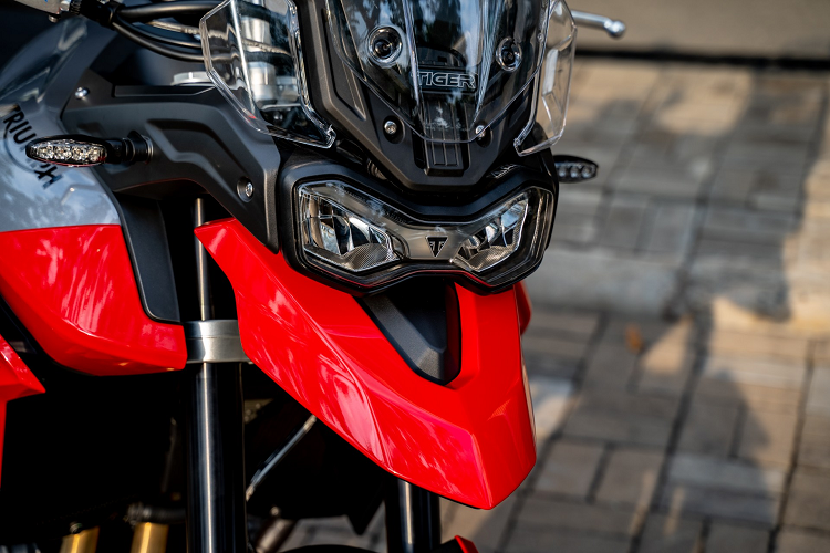 Mâm xe là loại hợp kim đúc, kích thước trước/sau lần lượt là 19 inch và 17 inch. Hệ thống phanh Brembo là trang bị tiêu chuẩn, bánh trước sử dụng 2 phanh đĩa đường kính 320 mm, bánh sau phanh đĩa đơn kích thước 255 mm. 