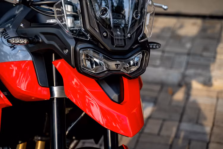 Mâm xe là loại hợp kim đúc, kích thước trước/sau lần lượt là 19 inch và 17 inch. Hệ thống phanh Brembo là trang bị tiêu chuẩn, bánh trước sử dụng 2 phanh đĩa đường kính 320 mm, bánh sau phanh đĩa đơn kích thước 255 mm. 