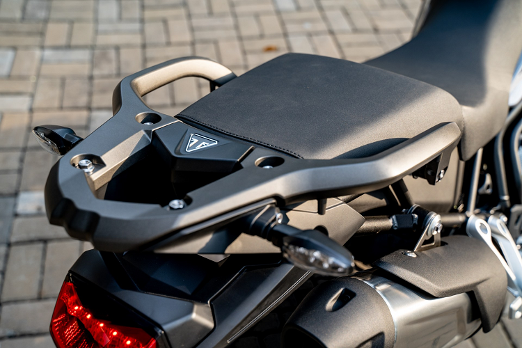 Yên xe được thiết kế dạng liền, diện tích ngồi rộng và phần đệm dày phù hợp cho những chuyến đi xa. Nhìn chung, mẫu adventure của Triumph khối lượng 192 kg và bình xăng có dung tích 20 lít phù hợp với người lái có thể trạng tốt, cao từ 1,7 m trở lên. 