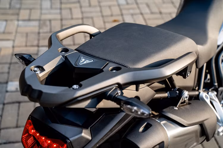 Yên xe được thiết kế dạng liền, diện tích ngồi rộng và phần đệm dày phù hợp cho những chuyến đi xa. Nhìn chung, mẫu adventure của Triumph khối lượng 192 kg và bình xăng có dung tích 20 lít phù hợp với người lái có thể trạng tốt, cao từ 1,7 m trở lên. 