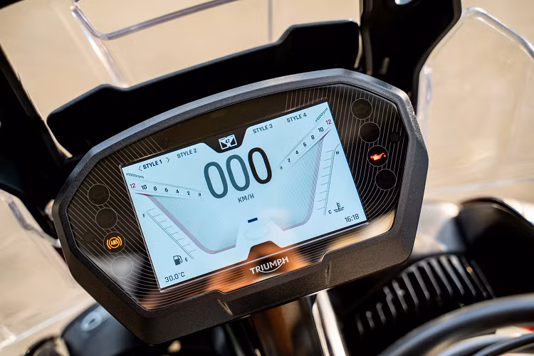 Triumph trang bị cho Tiger 850 Sport hệ thống treo của hãng Marzocchi. Trong đó, cụm phuộc trước là loại hành trình ngược có đường kính 45 mm, phuộc sau lò xo trụ đơn có thể tùy chỉnh độ nén của lò xo theo tải trọng. 