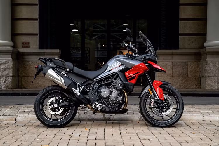 Mẫu xe môtô Triumph Tiger 850 Sport có một phiên bản với giá bán 360 triệu đồng. So với “đàn anh” Tiger 900 (369-489 triệu đồng), Tiger 850 Sport được lược giản thiết kế, trang bị để thân thiện hơn với người lái chưa có nhiều kinh nghiệm điều khiển môtô adventure và phù hợp hơn cho nhu cầu sử dụng hàng ngày.