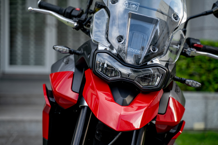 Về ngoại hình, Tiger 850 Sport chia sẻ nhiều đặc điểm tương tự Tiger 900 như dáng xe cao lớn, phần đầu trông mạnh mẽ với đèn chiếu sáng LED, đuôi xe vuốt cao và ống xả to bố trí sát thân xe. Khung sườn mắt cáo để lộ rõ động cơ, bên dưới gầm có tấm chắn bảo vệ ống xả và động cơ. Thay đổi chính nằm ở dàn vỏ 2 bên và ghi-đông được làm gọn hơn. Chiều rộng tay lái giảm 100 mm so với Tiger 900, còn 830 mm, cho cảm giác thanh thoát và bớt nặng nề. Thông số chiều dài cơ sở ở mức 1.556 mm, chiều cao yên có thể thay đổi từ 810 mm đến 830 mm. 