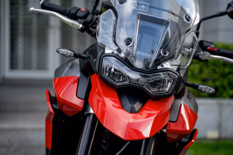 Về ngoại hình, Tiger 850 Sport chia sẻ nhiều đặc điểm tương tự Tiger 900 như dáng xe cao lớn, phần đầu trông mạnh mẽ với đèn chiếu sáng LED, đuôi xe vuốt cao và ống xả to bố trí sát thân xe. Khung sườn mắt cáo để lộ rõ động cơ, bên dưới gầm có tấm chắn bảo vệ ống xả và động cơ. Thay đổi chính nằm ở dàn vỏ 2 bên và ghi-đông được làm gọn hơn. Chiều rộng tay lái giảm 100 mm so với Tiger 900, còn 830 mm, cho cảm giác thanh thoát và bớt nặng nề. Thông số chiều dài cơ sở ở mức 1.556 mm, chiều cao yên có thể thay đổi từ 810 mm đến 830 mm. 