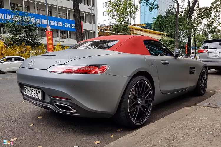 Phần đuôi của xe vẫn nguyên thiết kế thon gọn trên các dòng GT và GT S. Xe còn được trang bị cơ cấu cánh lướt gió điều chỉnh điện, có thể chủ động nâng hạ theo vận tốc của xe hoặc người lái có thể kích hoạt theo ý muốn.