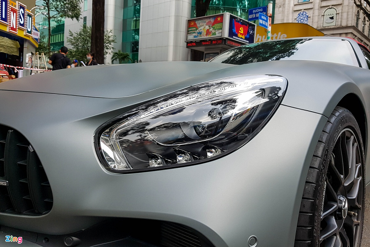 Xe được trang bị 5 chế độ lái khác nhau là Comfort, Sport, Sport+, Race và Individual, cho phép người lái có thể can thiệp vào động cơ, hộp số, trợ lực vô lăng, tiếng pô… Người lái có thể trực tiếp tùy chỉnh các tính năng này thông qua 2 hàng phím điều khiển trên bệ tay trung tâm.