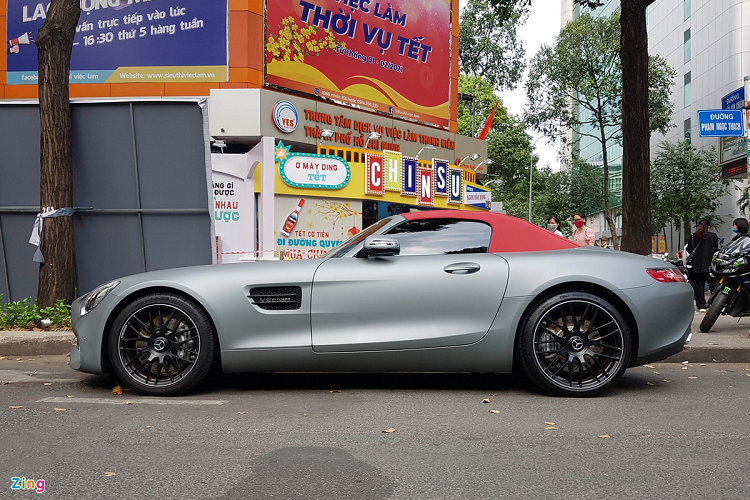 Tương tự những mẫu AMG GT khác, AMG GT Roadster sử dụng động cơ V8 biturbo lắp ráp thủ công dung tích 4.0L với mã nội độ M178. Tuy nhiên, động cơ của AMG GT Roadster được tinh chỉnh lại để cho ra công suất 476 mã lực và mô-men xoắn 630 Nm, mạnh hơn 14 mã lực và 30 Nm so với phiên bản AMG GT tiêu chuẩn cùng giai đoạn.