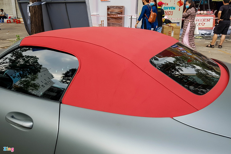 Phần mui mềm của AMG GT Roadster được cấu thành với 3 lớp, giúp tăng khả năng cách âm và cách nhiệt, cũng như đảm bảo độ không thấm nước cho khoang lái. Cơ cấu điện tử đóng mở mua được làm từ các chất liệu cao cấp như hợp kim nhôm, magnesium và thép. Tại Việt Nam, khách hàng có thể lựa chọn 3 màu sắc là đỏ, vàng Beige và đen.