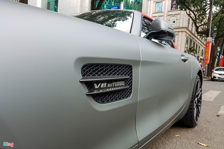 Đi kèm với động cơ V8 là hộp số ly hợp kép tự động 7 cấp 7G-DCT giúp truyền tải công suất của xe xuống cầu sau. Mercedes-AMG GT Roadster có khả năng tăng tốc từ 0 lên 100 km/h chỉ trong khoảng 4 giây, trước khi đạt vận tốc tối đa 302 km/h.