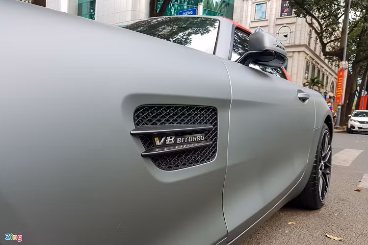 Đi kèm với động cơ V8 là hộp số ly hợp kép tự động 7 cấp 7G-DCT giúp truyền tải công suất của xe xuống cầu sau. Mercedes-AMG GT Roadster có khả năng tăng tốc từ 0 lên 100 km/h chỉ trong khoảng 4 giây, trước khi đạt vận tốc tối đa 302 km/h.