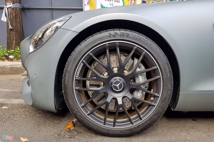 Mercedes-AMG GT Roadster phiên bản nhập khẩu chính hãng được trang bị tiêu chuẩn mâm đa chấu với kích thước 19 inch ở cầu trước và 20 inch ở cầu sau. Đi kèm là kẹp phanh hiệu suất cao sơn màu xám. Phiên bản này hiện chưa được nâng cấp đĩa phanh carbon-ceramic.