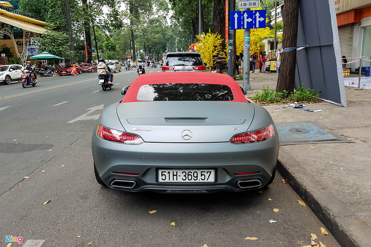 Trái với các chiếc AMG GT khá tại Việt Nam, phiên bản mui trần này rất ít khi xuất hiện trên đường phố. Sau khi tìm được chủ nhân mới vào cuối năm 2020, chiếc xe khoác lên mình bộ cánh màu xám mờ cá tính.