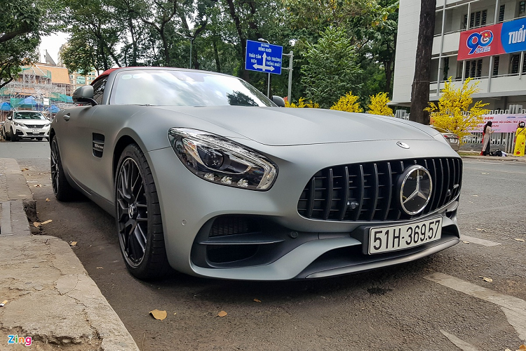 Siêu xe Mercedes-AMG GT Roadster sở hữu bộ lưới tản nhiệt kiểu Panamerican với 15 thanh chrome dạng đứng cùng logo ngôi sao 3 cánh dạng 3D. Cản trước của xe cũng được tinh chỉnh lại nhằm tăng tính khí động học cũng như mang lại vẻ ngoài táo bạo hơn.