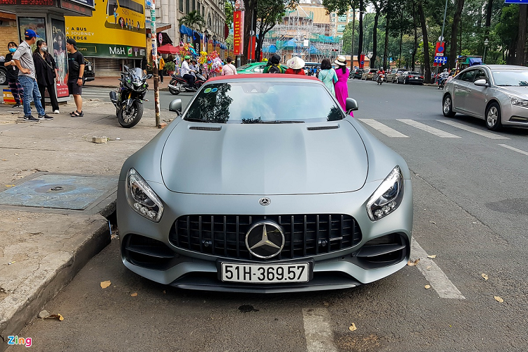 Với nhiều phiên bản khác nhau, Mercedes-AMG GT đã bước vào cuối dòng đời với việc ra mắt biến thể cuối cùng - AMG GT Black Series. Tuy nhiên, thời điểm hãng xe đến từ Đức công bố dòng xe kế thừa chiếc AMG GT vẫn còn là điều bí ẩn. Hiện nay, Mercedes-Benz Việt Nam đang phân phối dòng AMG GT R với mức giá khởi điểm khoảng 11,6 tỷ đồng.