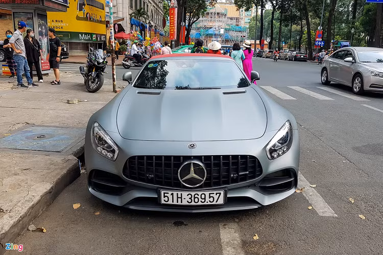 Với nhiều phiên bản khác nhau, Mercedes-AMG GT đã bước vào cuối dòng đời với việc ra mắt biến thể cuối cùng - AMG GT Black Series. Tuy nhiên, thời điểm hãng xe đến từ Đức công bố dòng xe kế thừa chiếc AMG GT vẫn còn là điều bí ẩn. Hiện nay, Mercedes-Benz Việt Nam đang phân phối dòng AMG GT R với mức giá khởi điểm khoảng 11,6 tỷ đồng.